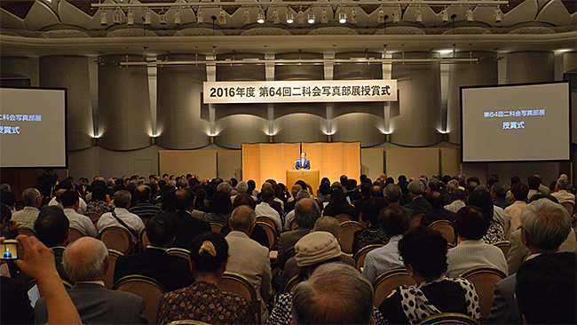 第64回展の一般公募部門の授賞式及び懇親会　会場風景